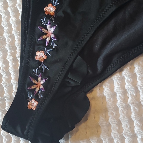 Bikini - Picture 6 of 7